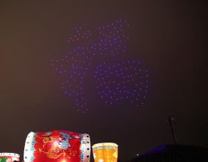 西安300架无人机夜空送“福”