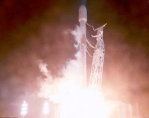 SpaceX“猎鹰9号”火箭携带互联网卫星发射成功